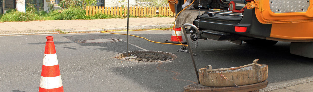 Abflussreinigung und Kanalreinigung mit großem Fahrzeug in Berlin