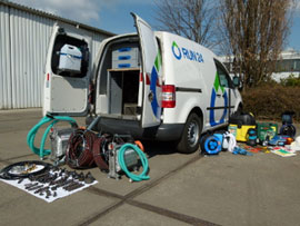 In ein Servicefahrzeug zur Abflussreinigung in Berlin gehören zahlreiche Spezialwerkzeuge