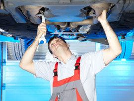 Automechaniker in einer freien Werkstatt Berlin nimmt eine Autoinspektion vor