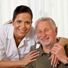 Bezugspflege in der ambulanten Pflege ist für Pflegerin und alten Mann die bevorzugte Dienstleistung