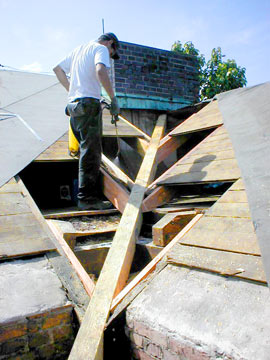 Dachsanierung in Berlin wird häufig wegen verbauter Schadstoffe notwendig