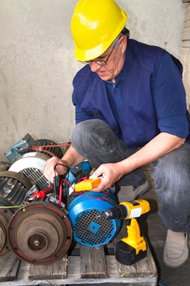 verschiedene defekte Elektromotoren zur Reparatur in der Fachwerkstatt