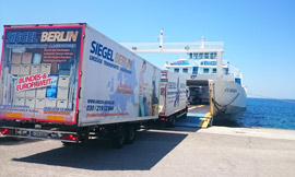 Fernumzug von Berlin: LKW mit Hänger fährt auf eine Fähre in Griechenland