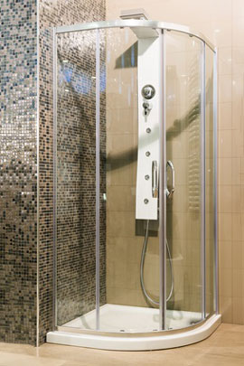 runde Glasdusche mit schickem Sesign-Duschkopf