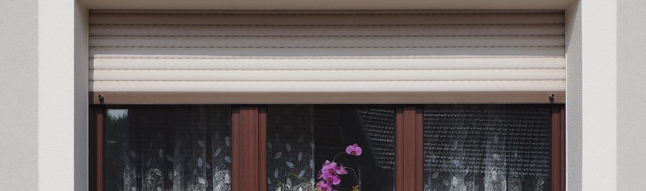 Holzrollladen in Berlin vor einem großen Fenster