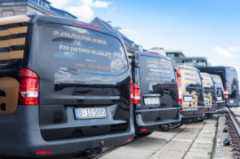 Zahlreiche Servicefahrzeuge des Ingenieurbüros Andrick Berlin für Kompressor reparieren