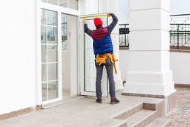 Moderne Sicherheitstür im Eigenheim wird montiert