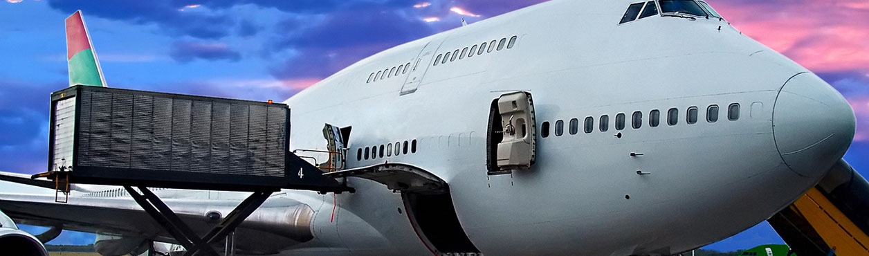 Überseeumzug von und nach Berlin Containerveraldung an einem Berliner Flughafen