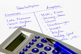 Wege aus der Schuldenfalle werden durch Schuldenberater aufgezeigt; ein Haushaltspaln kann helfen