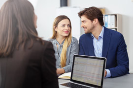 Verschuldetem Paar wird bei der Schuldnerbeartung geholfen